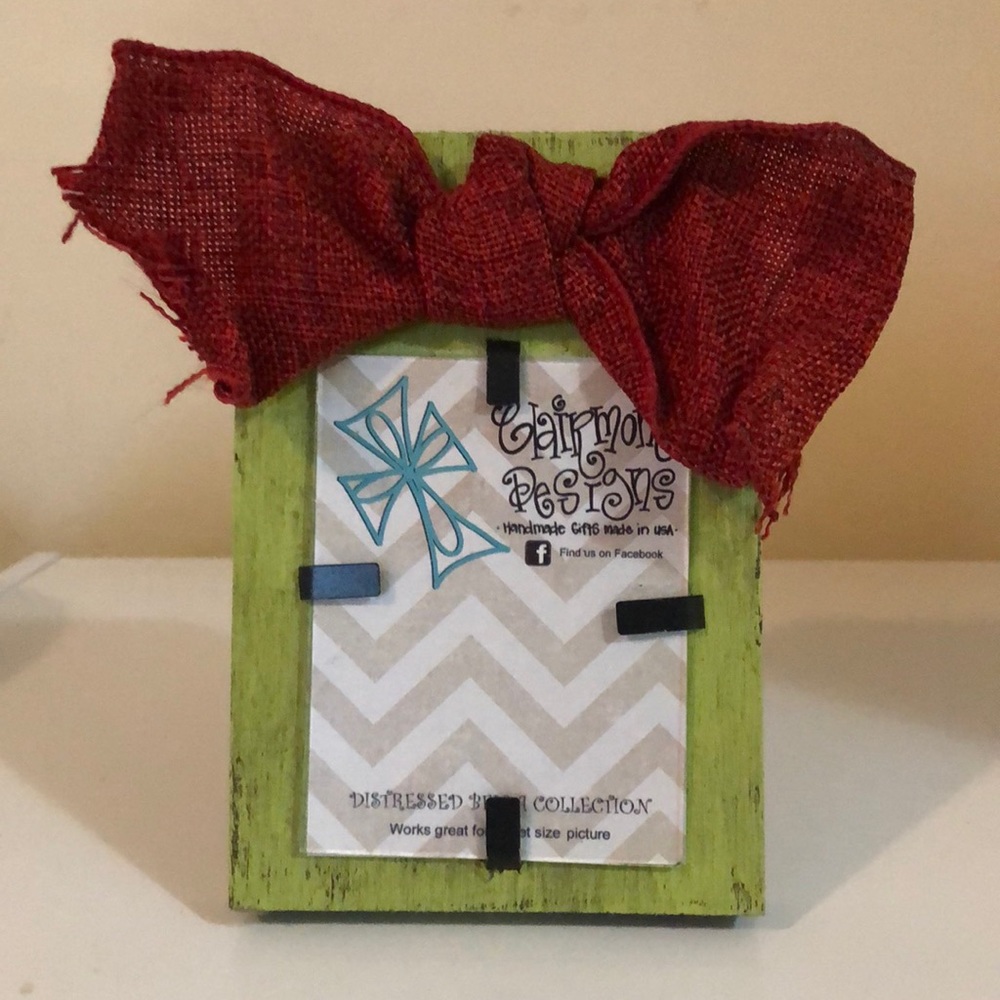 NWOT picture frame.  Frame is 4.5”x6”. Holds 3”x4” photo. Green with red bow